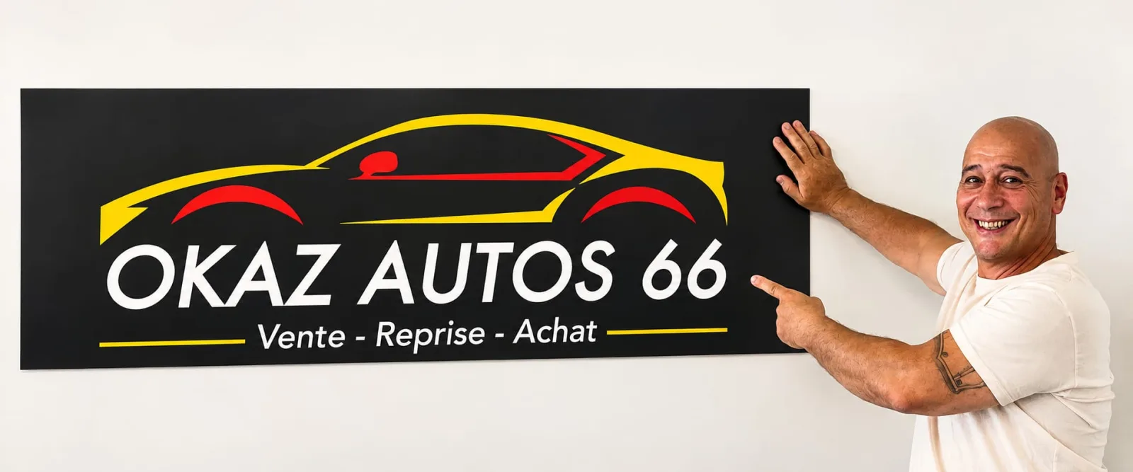 Jean devant l'enseigne Okaz Autos 66 — vente, reprise et achat de véhicules d'occasion à Saleilles