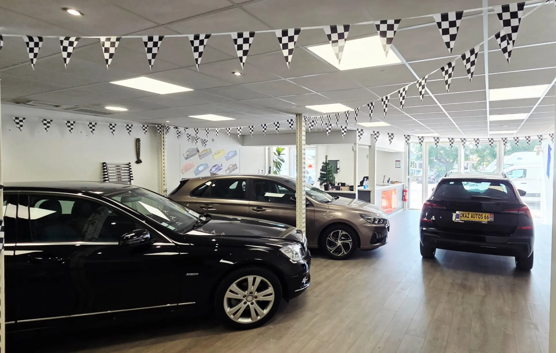 Le showroom Okaz Autos 66 à Saleilles, véhicules d'occasion en exposition